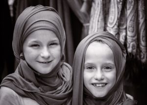 10 najlepszych miejsc do zobaczenia w Maskacie - moje dziewczyny w hidżabie na souq w Mutrah