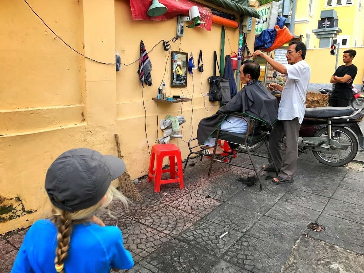 Sajgon - fryzjer na ulicy