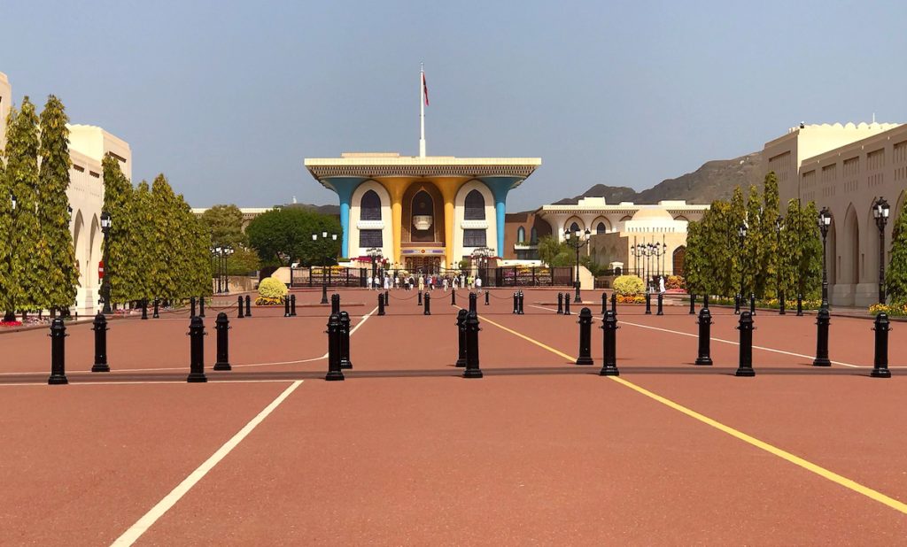 10 najlepszych miejsc do zobaczenia w Maskacie - Pałac Sułtana w Al Ilam siedziba Sultana Kabusa