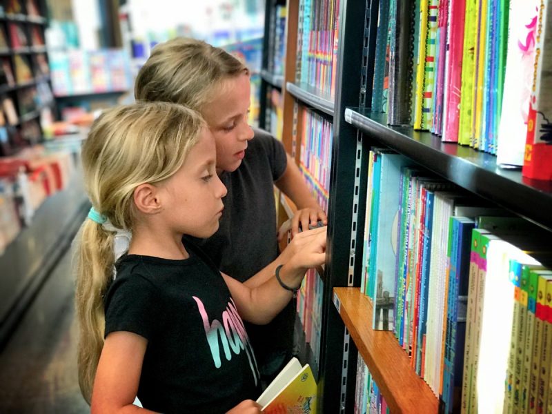 kids travel books - kids looking at the books