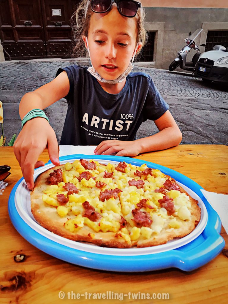 food to eat in rome - pizza, kids love pizza